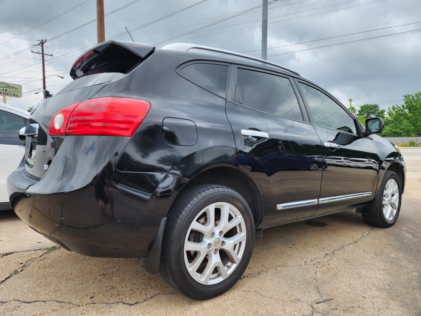 2013 BLACK Nissan Rogue SL (JN8AS5MT0DW) with an 2.5L L4 DOHC 16V engine, Continuously Variable Transmission transmission, located at 2660 S.Garland Avenue, Garland, TX, 75041, (469) 298-3118, 32.885551, -96.655602 - Welcome to DallasAutos4Less, one of the Premier BUY HERE PAY HERE Dealers in the North Dallas Area. We specialize in financing to people with NO CREDIT or BAD CREDIT. We need proof of income, proof of residence, and a ID. Come buy your new car from us today!! This is a Very clean 2013 NISSAN ROGU - Photo#3